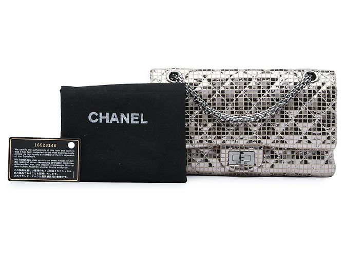 Chanel Silver Quilted Mirror Calfskin and Suede Reissue 2.55 Double Flap 225 - vista 6