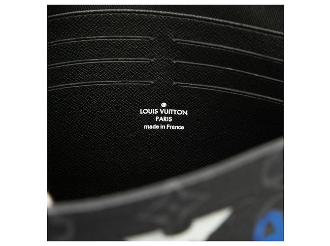 Louis Vuitton Black Monogram Eclipse Graffiti Pochette Voyage MM - vista 5