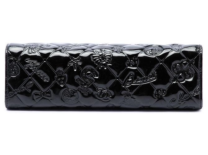 Pochette Chanel in vernice matelassé nera con simboli portafortuna embossed - vista 3