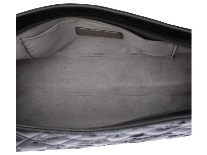 Pochette Chanel in vernice matelassé nera con simboli portafortuna embossed - vista 4