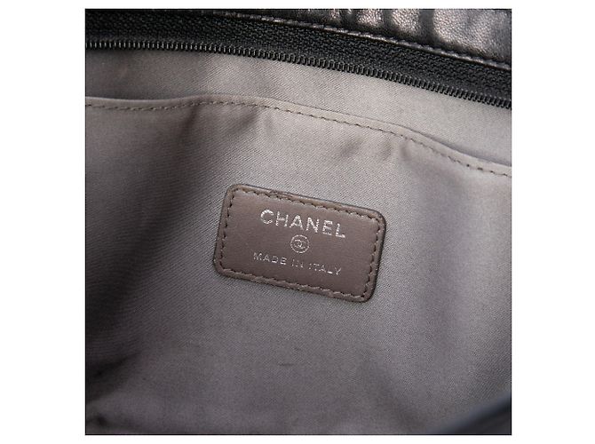 Pochette Chanel in vernice matelassé nera con simboli portafortuna embossed - vista 5