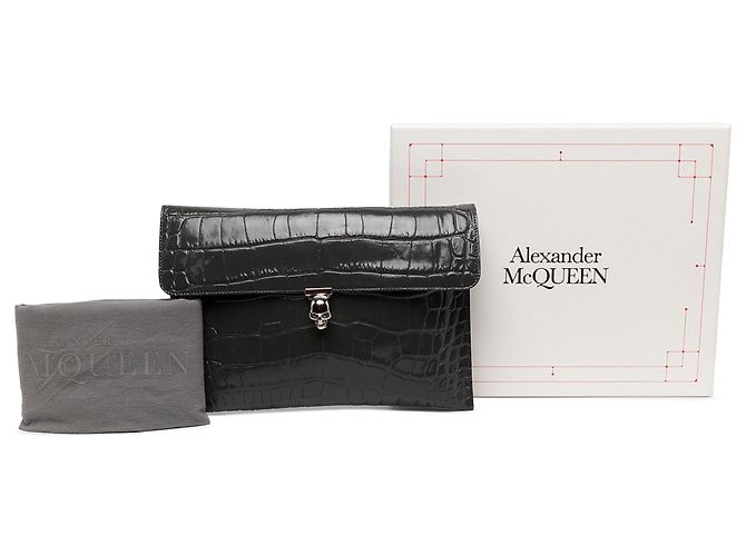 Clutch Alexander McQueen in pelle embossed effetto coccodrillo nera con teschio - vista 6