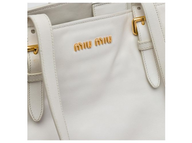 Tote Miu Miu in vitello morbido bianco con borchie - vista 5