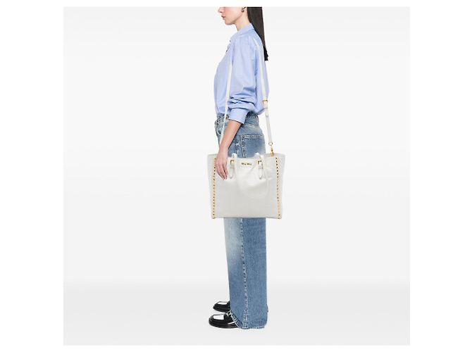 Tote Miu Miu in vitello morbido bianco con borchie - vista 6