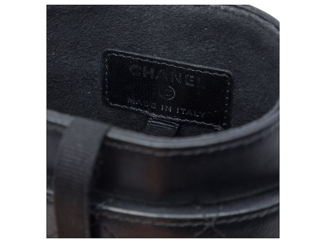 Chanel Handyhalter aus schwarzem gestepptem Lammleder mit CC-Kette - Ansicht 5