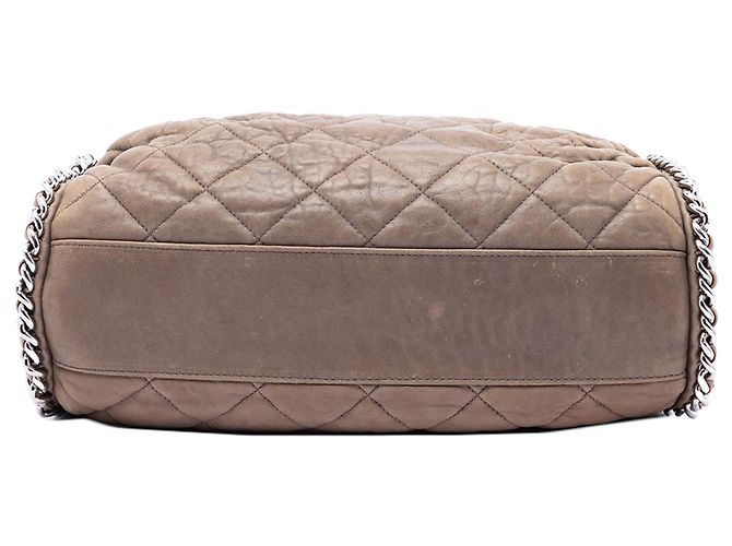 Bolso Hobo Chanel de piel de cordero lavada acolchada marrón con cadena - vista 3