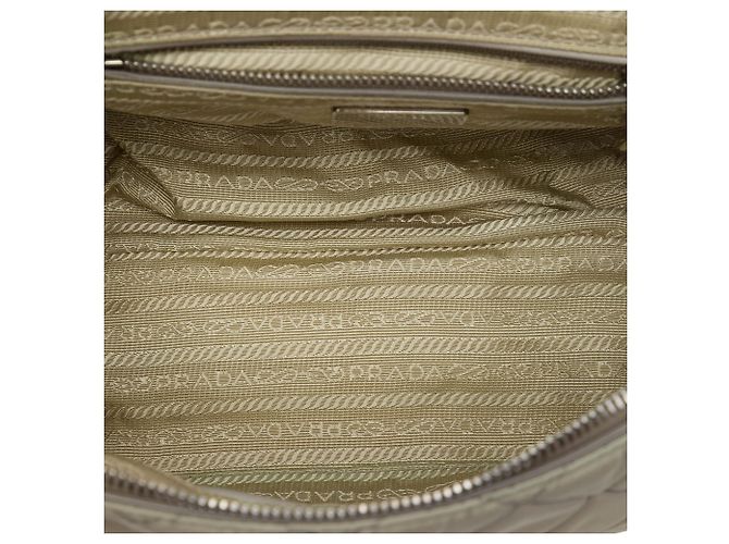 Prada Crossbody-Tasche mit Klappe und Kette aus braunem gestepptem Tessuto - Ansicht 4