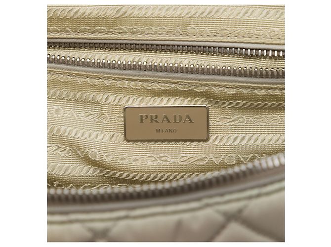 Prada Crossbody-Tasche mit Klappe und Kette aus braunem gestepptem Tessuto - Ansicht 5