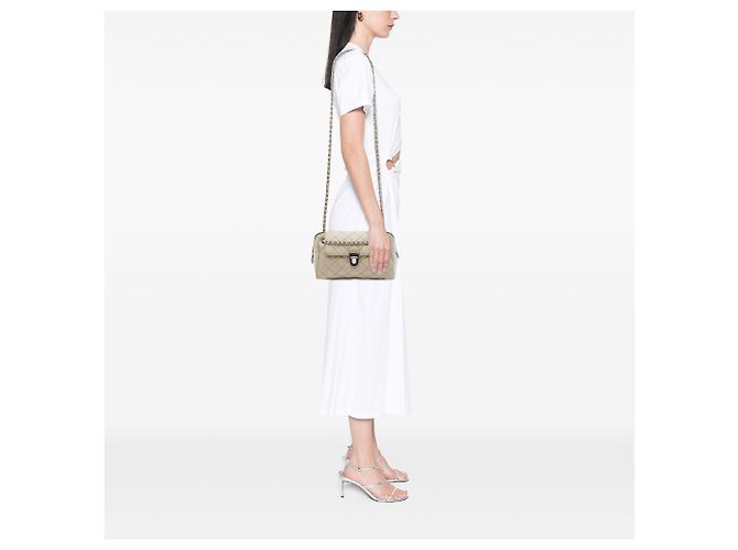 Prada Crossbody-Tasche mit Klappe und Kette aus braunem gestepptem Tessuto - Ansicht 6