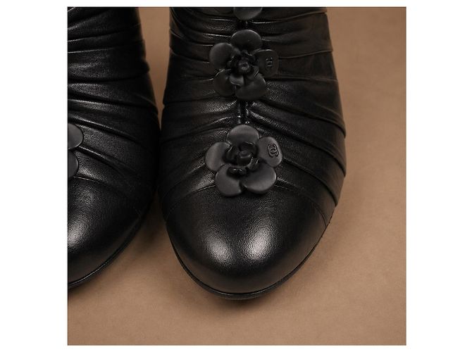 Botines Chanel Camelia de cuero negro - vista 7