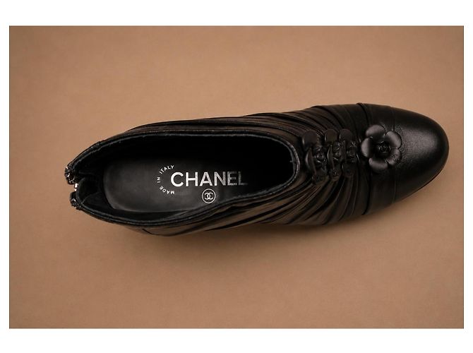 Botines Chanel Camelia de cuero negro - vista 8