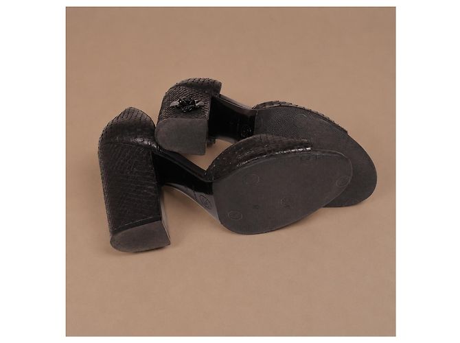 Tacones Chanel de cuero de pitón negro con camelia - vista 12