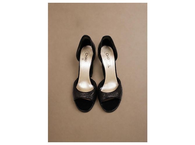 Tacones Chanel de cuero de pitón negro con camelia - vista 2