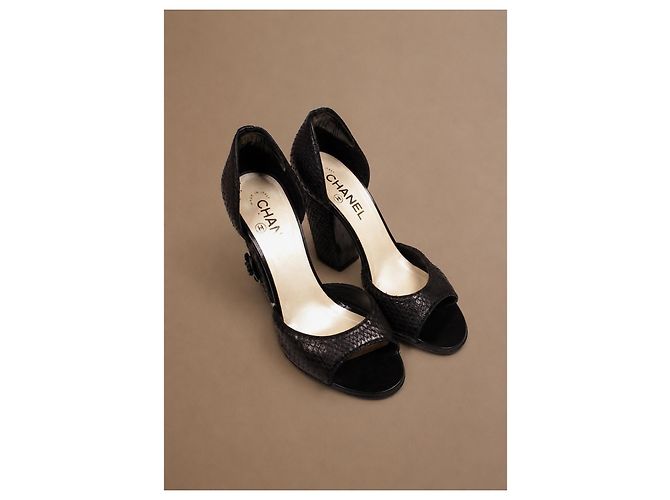 Tacones Chanel de cuero de pitón negro con camelia - vista 3