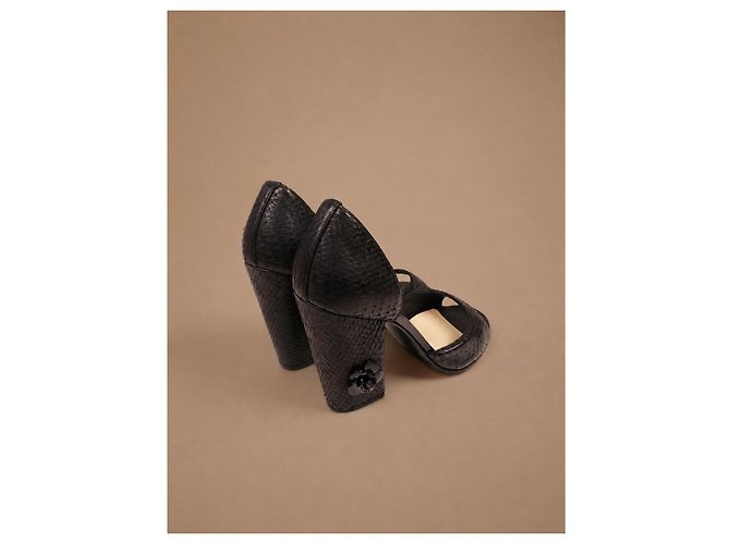 Tacones Chanel de cuero de pitón negro con camelia - vista 5