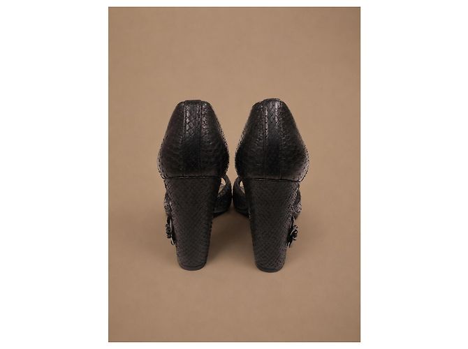 Tacones Chanel de cuero de pitón negro con camelia - vista 6