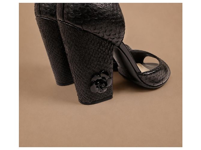 Tacones Chanel de cuero de pitón negro con camelia - vista 7