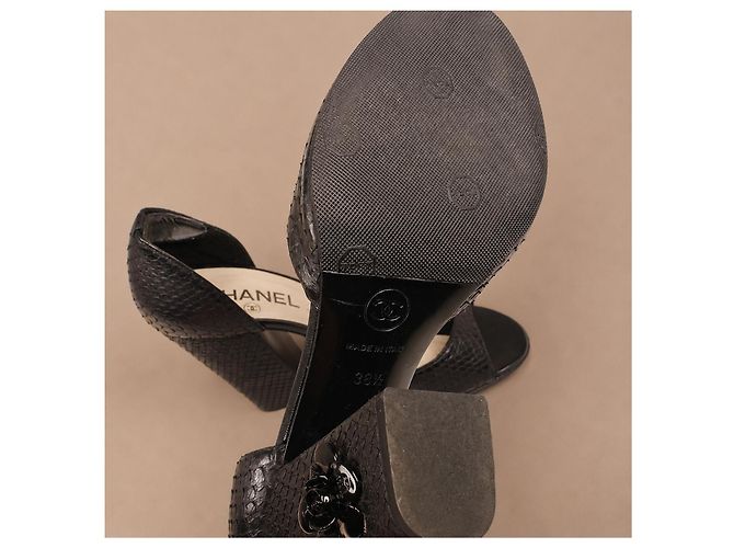 Tacones Chanel de cuero de pitón negro con camelia - vista 9