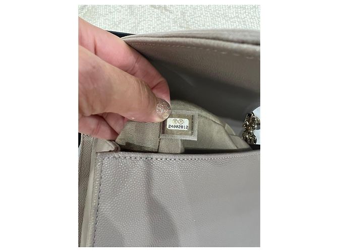 Borsa Chanel Boy Medium in Pelle Caviar Grigia - vista 4