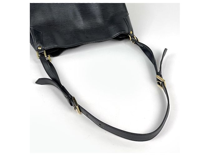 Louis Vuitton Mandala MM Shoulder Bag - view 8