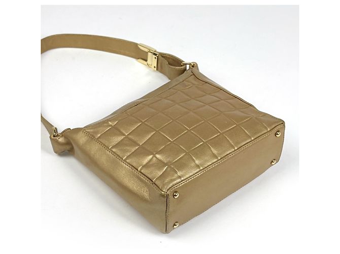Borsa a tracolla Chanel in pelle dorata - vista 2