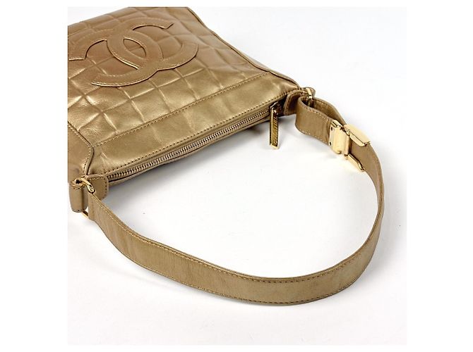 Borsa a tracolla Chanel in pelle dorata - vista 8