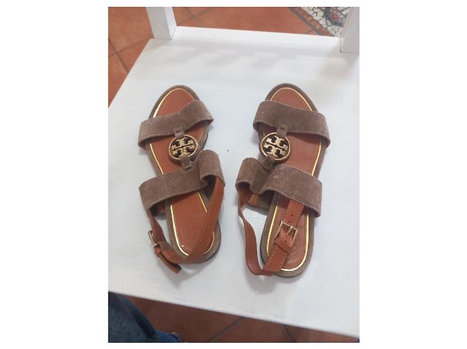 Sandali Tory Burch in camoscio marrone con logo dorato - vista 2