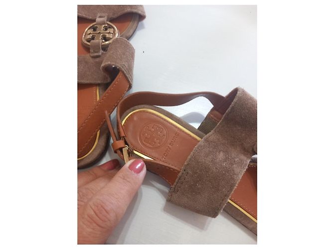 Sandali Tory Burch in camoscio marrone con logo dorato - vista 3