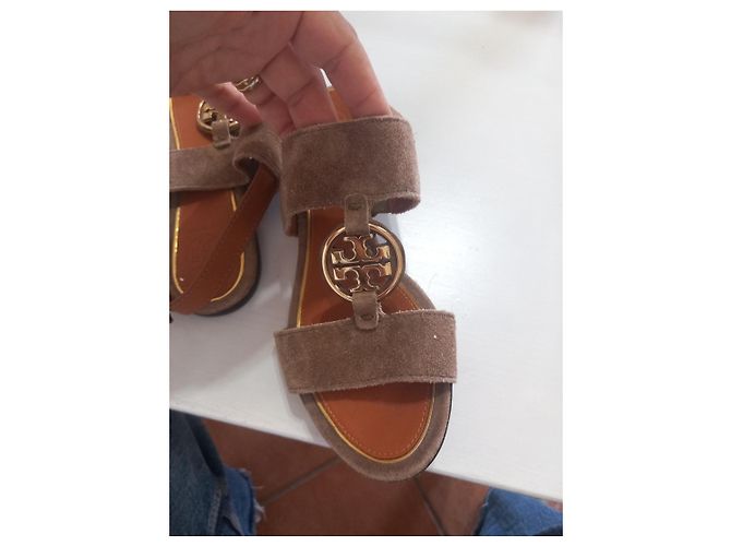Sandali Tory Burch in camoscio marrone con logo dorato - vista 4