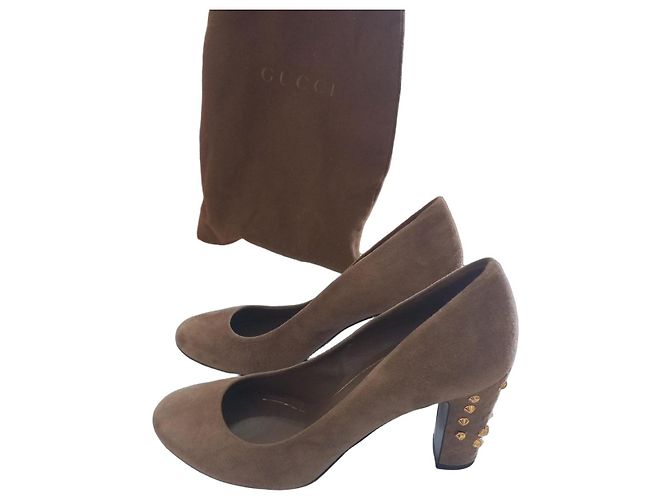 Scarpe con tacco Gucci in camoscio marrone con borchie - vista 2