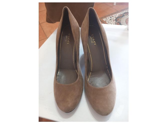 Scarpe con tacco Gucci in camoscio marrone con borchie - vista 3