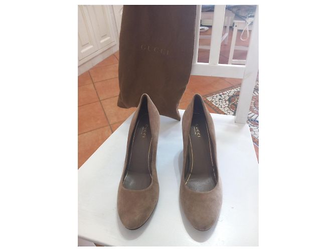 Scarpe con tacco Gucci in camoscio marrone con borchie - vista 4
