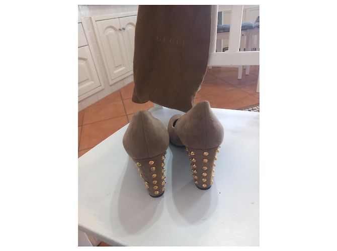 Scarpe con tacco Gucci in camoscio marrone con borchie - vista 5