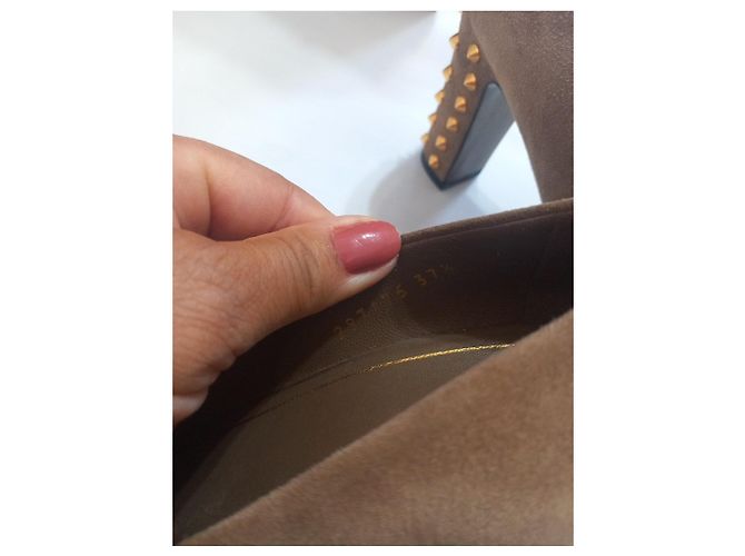 Scarpe con tacco Gucci in camoscio marrone con borchie - vista 8
