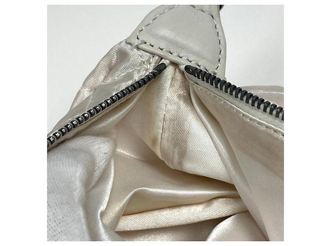 Chanel Schultertasche aus Leder in Elfenbein - Ansicht 10
