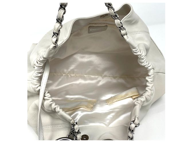Chanel Schultertasche aus Leder in Elfenbein - Ansicht 11