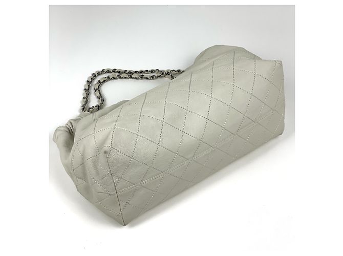 Chanel Schultertasche aus Leder in Elfenbein - Ansicht 2