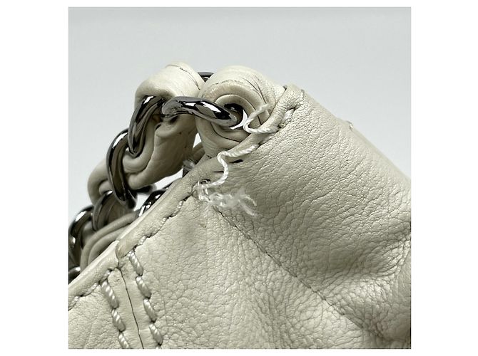 Chanel Schultertasche aus Leder in Elfenbein - Ansicht 4