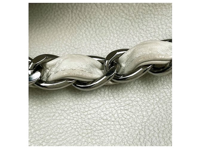Chanel Schultertasche aus Leder in Elfenbein - Ansicht 5