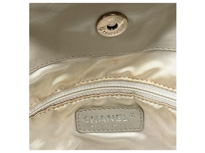 Chanel Schultertasche aus Leder in Elfenbein - Ansicht 8