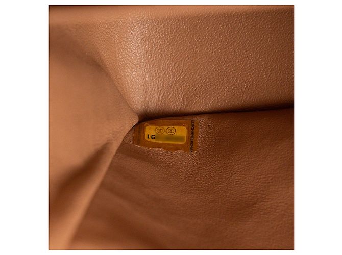 CHANEL - Borsa a tracolla Classic/Timeless Jumbo Chanel in pelle liscia beige - vista 11