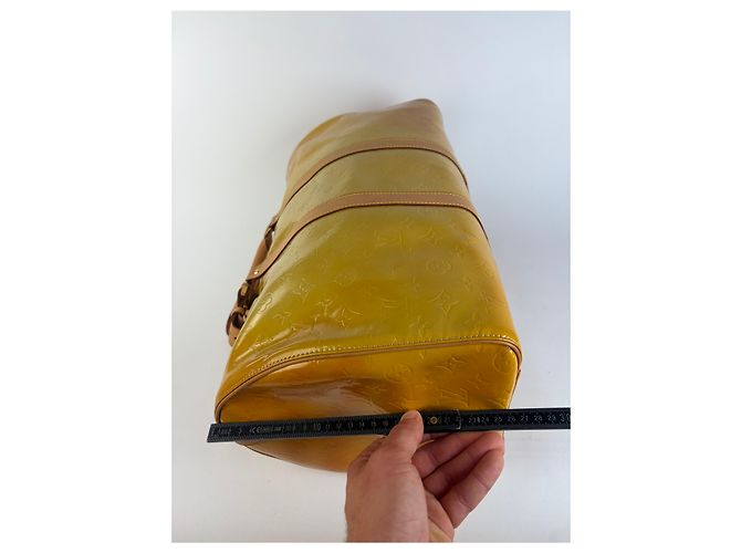 Vintage Louis Vuitton Monogram Monogram Vernis Keepall Bandoulière 55 c. 1998 Yellow - vista 13