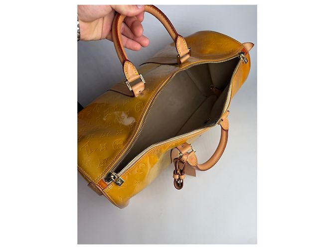 Vintage Louis Vuitton Monogram Monogram Vernis Keepall Bandoulière 55 c. 1998 Yellow - vista 3