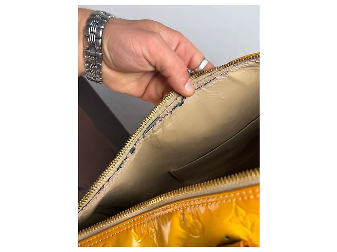 Vintage Louis Vuitton Monogram Monogram Vernis Keepall Bandoulière 55 c. 1998 Yellow - vista 5