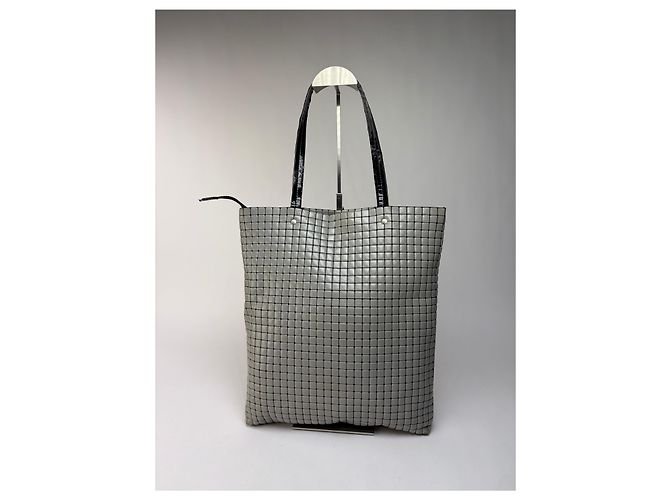 Vintage Issey Miyake Strukturierte Gummierte Tote Hellgrau Schwarz - Ansicht 14