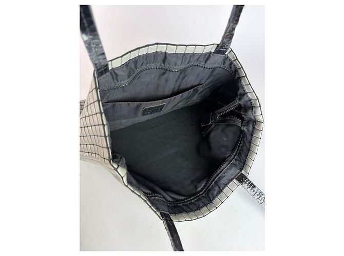 Vintage Issey Miyake Strukturierte Gummierte Tote Hellgrau Schwarz - Ansicht 3