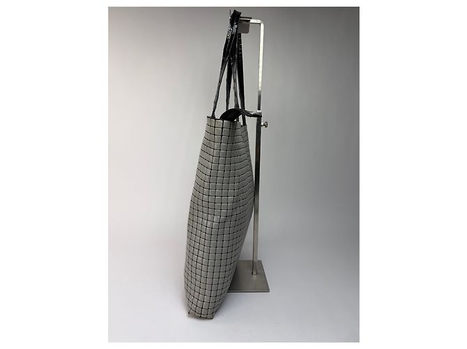 Vintage Issey Miyake Strukturierte Gummierte Tote Hellgrau Schwarz - Ansicht 8