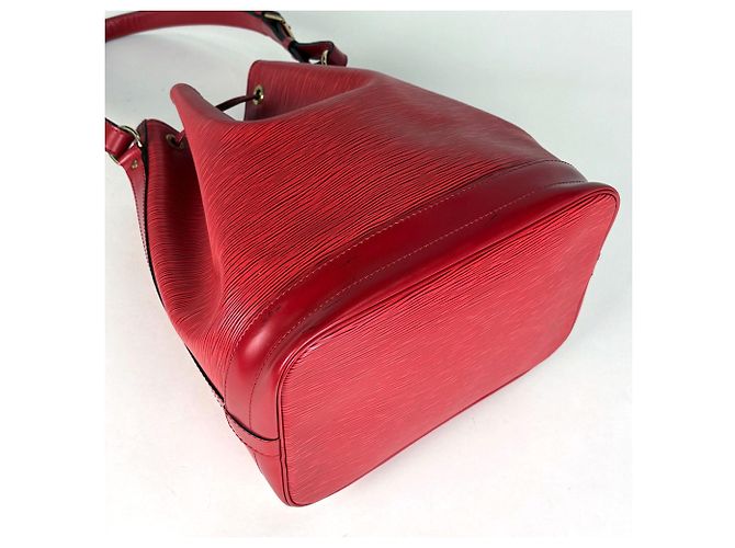 Borsa a tracolla Louis Vuitton Noe in Castilian Red - vista 2