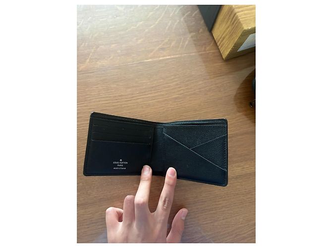 Louis Vuitton Portafoglio in Pelle Nera Logo Giallo - vista 3