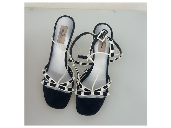 Sandali Valentino Garavani Rockstud in camoscio nero - vista 2